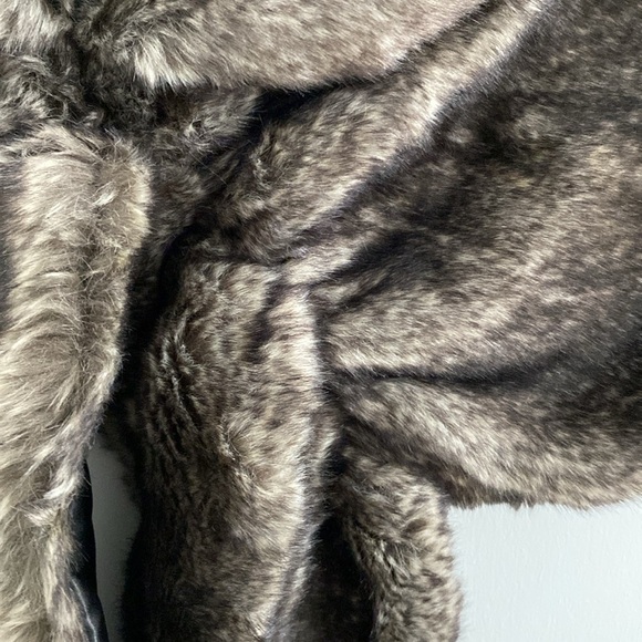 Women’s faux fur wrap OS - Picture 2 of 5